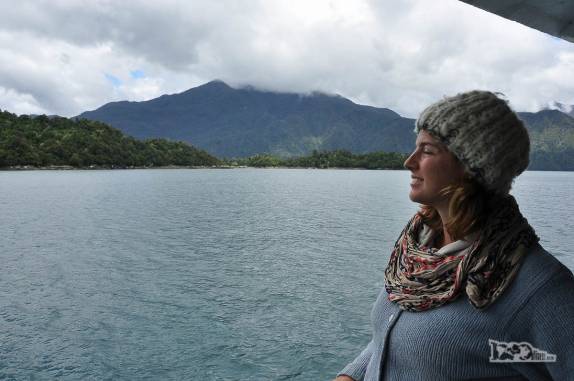 Navegando na balsa de Caleta Gonzalo, no parque Pumalín, trecho da Carretera Austral no sul do Chile